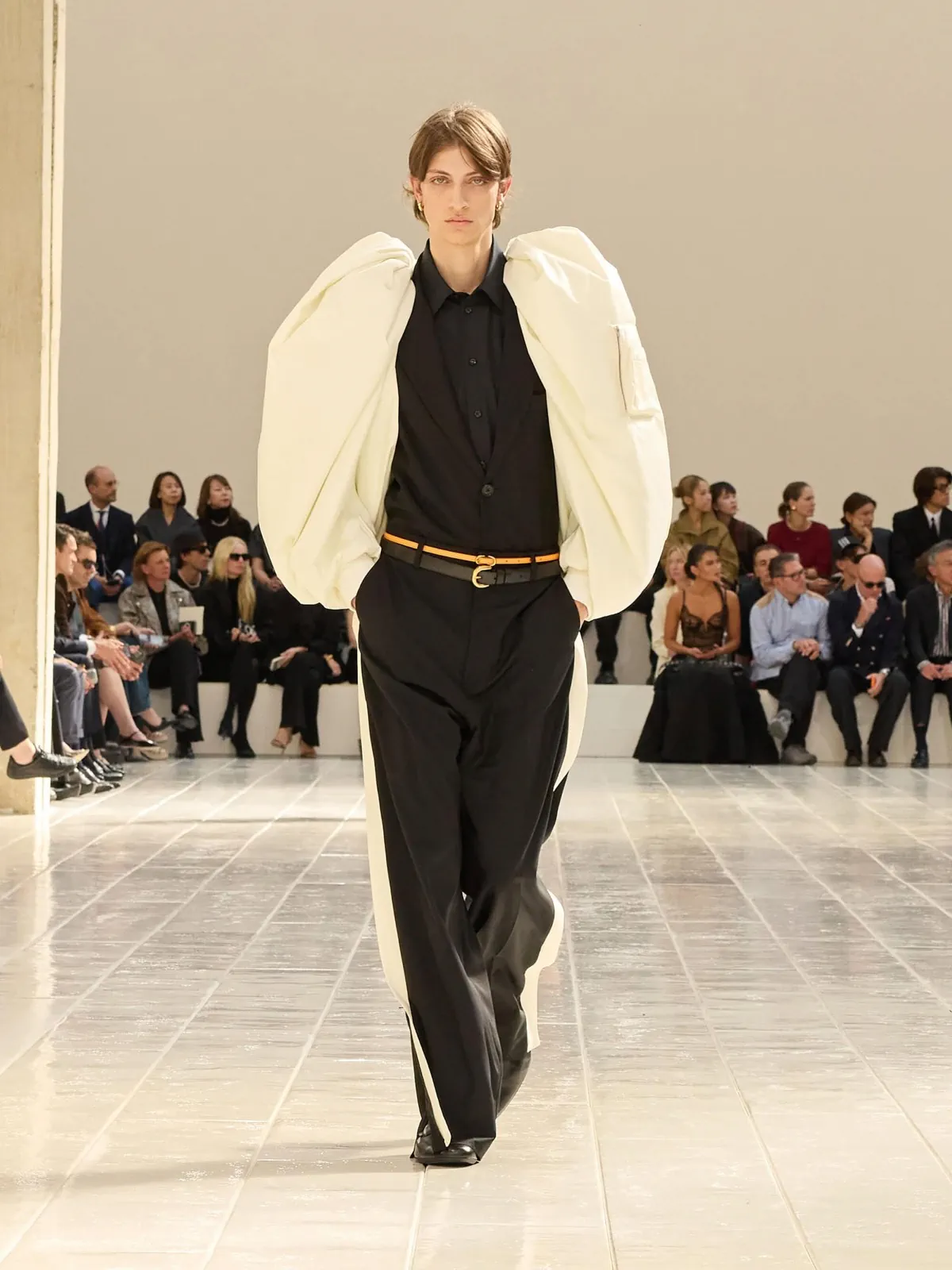 Balenciaga Spring Summer 2027 Paris Fashion Week 9 Balenciaga printemps 2027, la couture se glisse dans la chemise et le jean