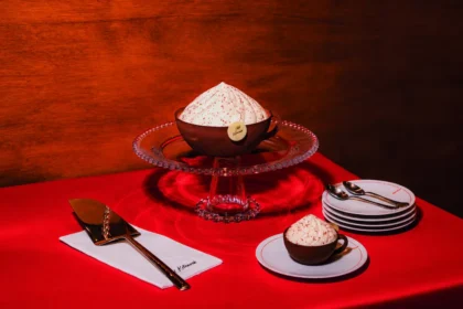 Chez Café Kitsuné, la bûche de Noël 2026 se déguise en tasse de matcha