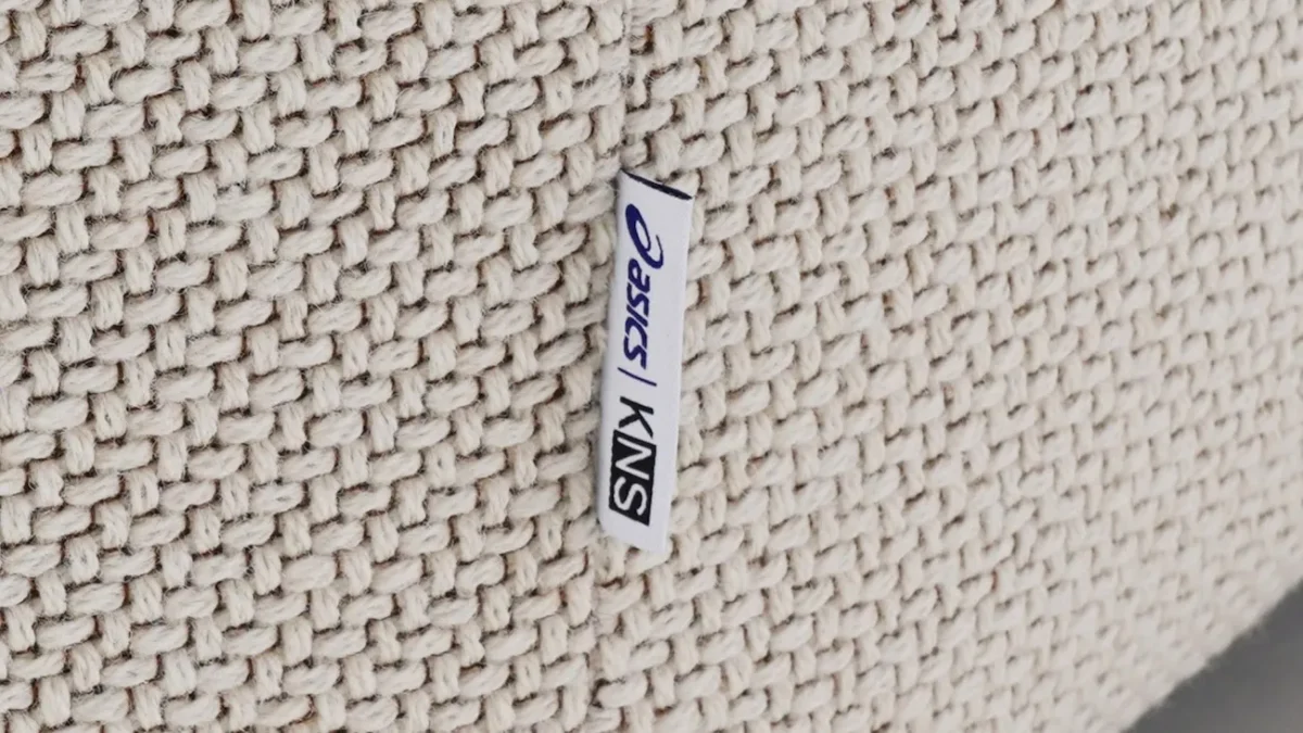 KNS x ASICS, quand les sneakers deviennent le confort invisible du mobilier japonais