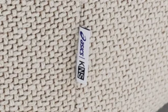 KNS x ASICS, quand les sneakers deviennent le confort invisible du mobilier japonais