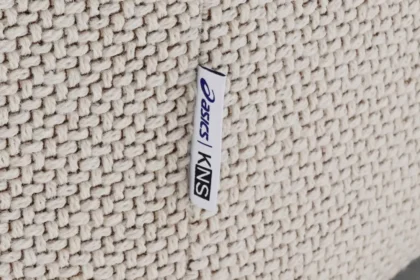 KNS x ASICS, quand les sneakers deviennent le confort invisible du mobilier japonais