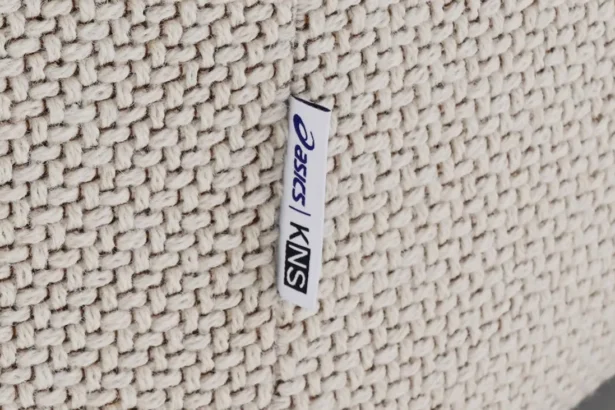KNS x ASICS, quand les sneakers deviennent le confort invisible du mobilier japonais