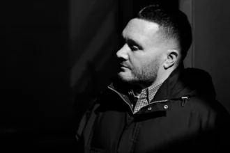 Kim Jones signe enfin pour lui-même, et c’est au Japon qu’il coud son nom