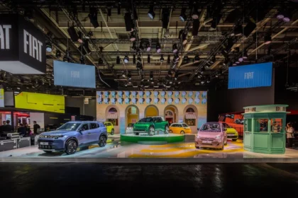 2CV, R5, Golf : face aux véhicules électriques chinois, les constructeurs automobiles européens ressortent leurs icônes