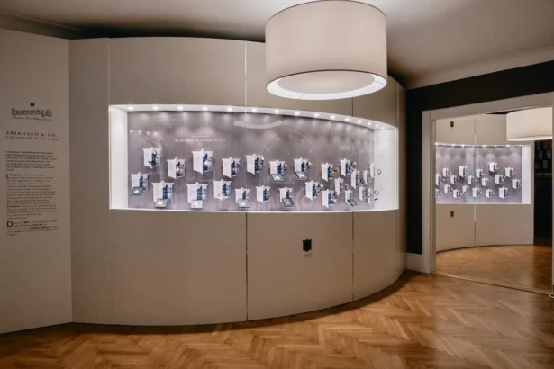 Le musée Eberhard & Co. ouvre ses portes au public et réunit deux montres de 1969 aux destins opposés