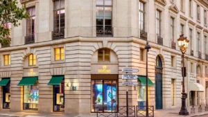 Rue Saint-Honoré, la couronne Rolex s’installe enfin chez elle