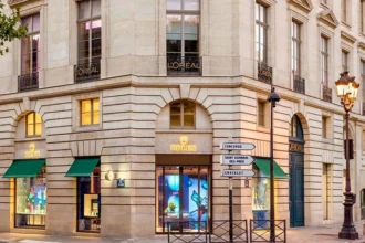 Rue Saint-Honoré, la couronne Rolex s’installe enfin chez elle