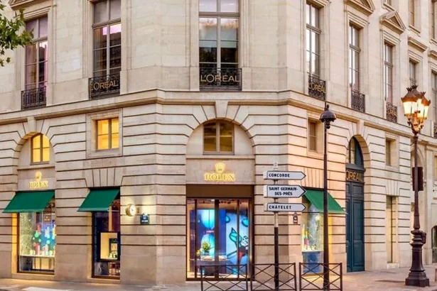 Rue Saint-Honoré, la couronne Rolex s’installe enfin chez elle