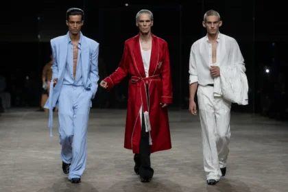 Chez Tom Ford, Haider Ackermann déshabille le costume pour le printemps 2027