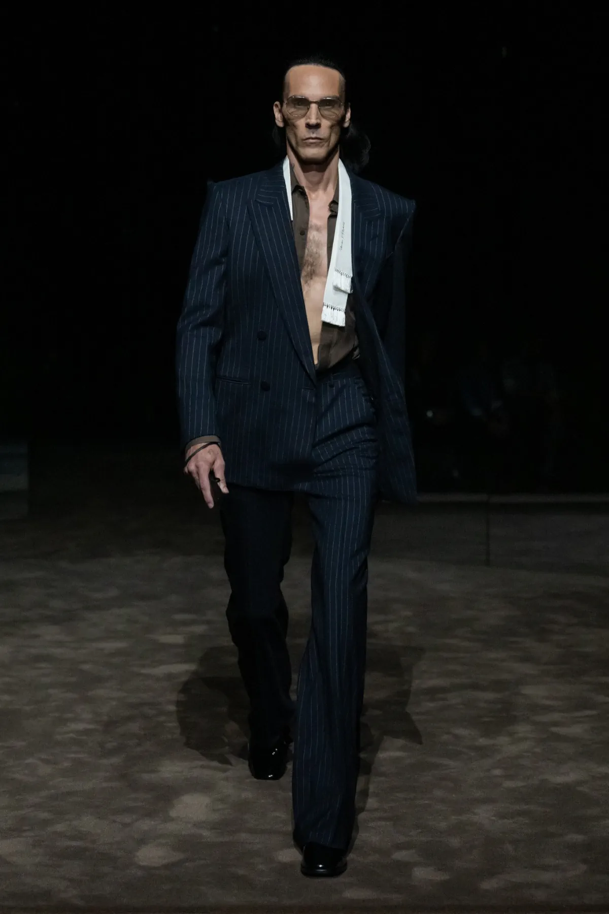 Chez Tom Ford, Haider Ackermann déshabille le costume pour le printemps 2027