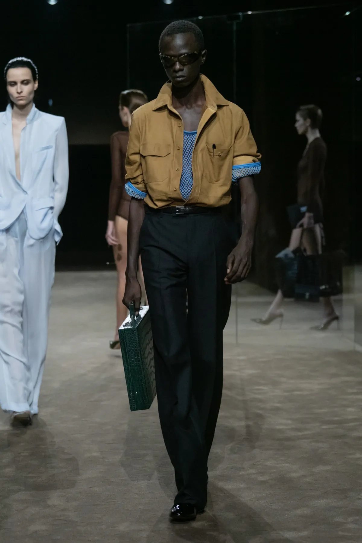 Chez Tom Ford, Haider Ackermann déshabille le costume pour le printemps 2027