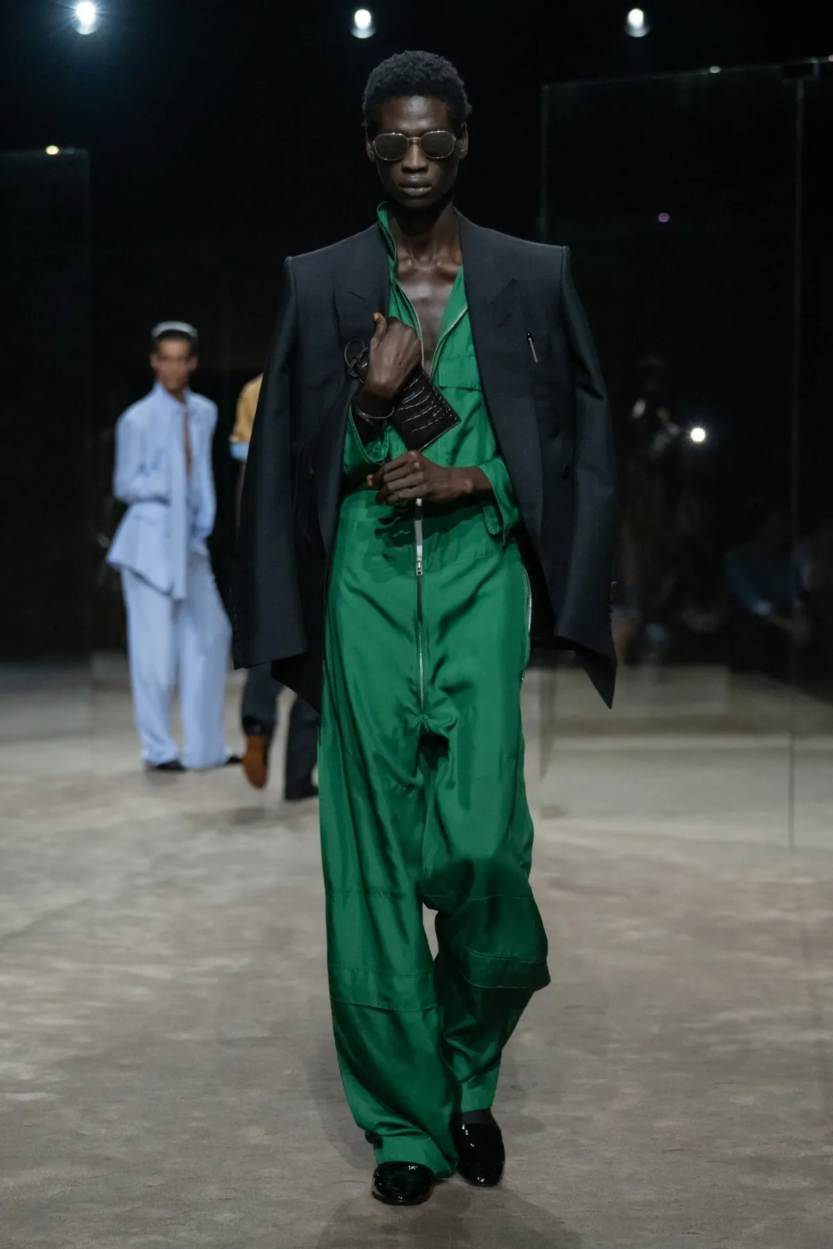 Chez Tom Ford, Haider Ackermann déshabille le costume pour le printemps 2027