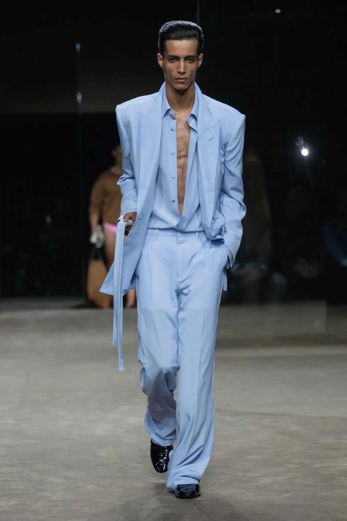 Chez Tom Ford, Haider Ackermann déshabille le costume pour le printemps 2027