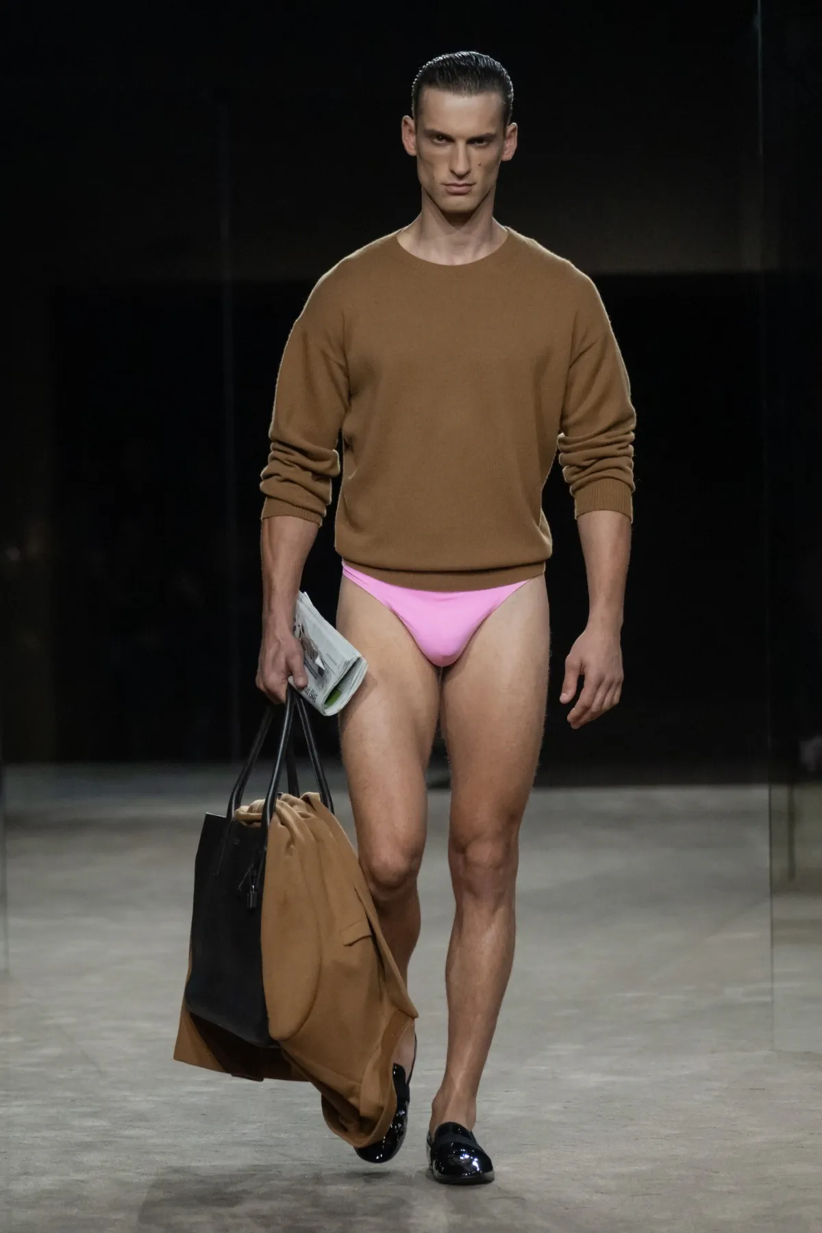 Chez Tom Ford, Haider Ackermann déshabille le costume pour le printemps 2027
