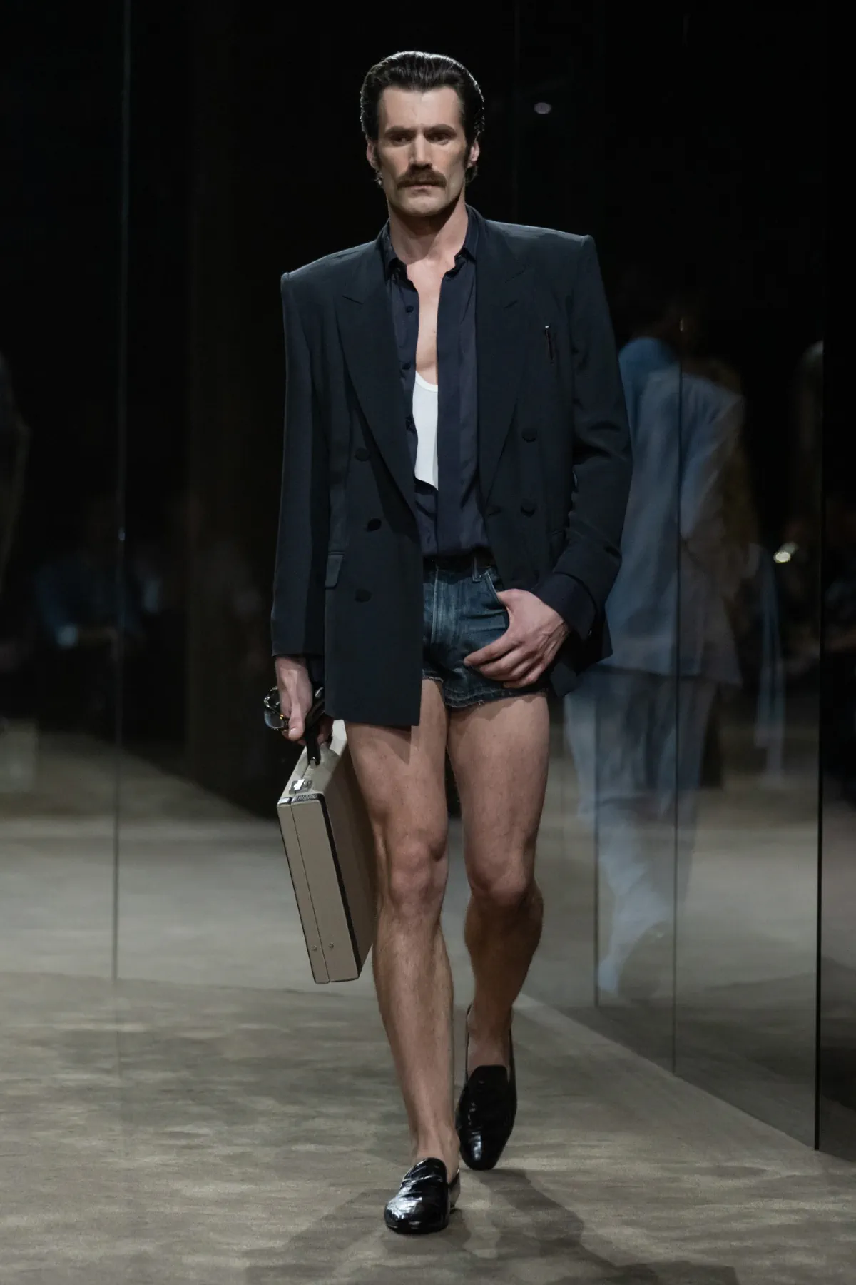 Chez Tom Ford, Haider Ackermann déshabille le costume pour le printemps 2027