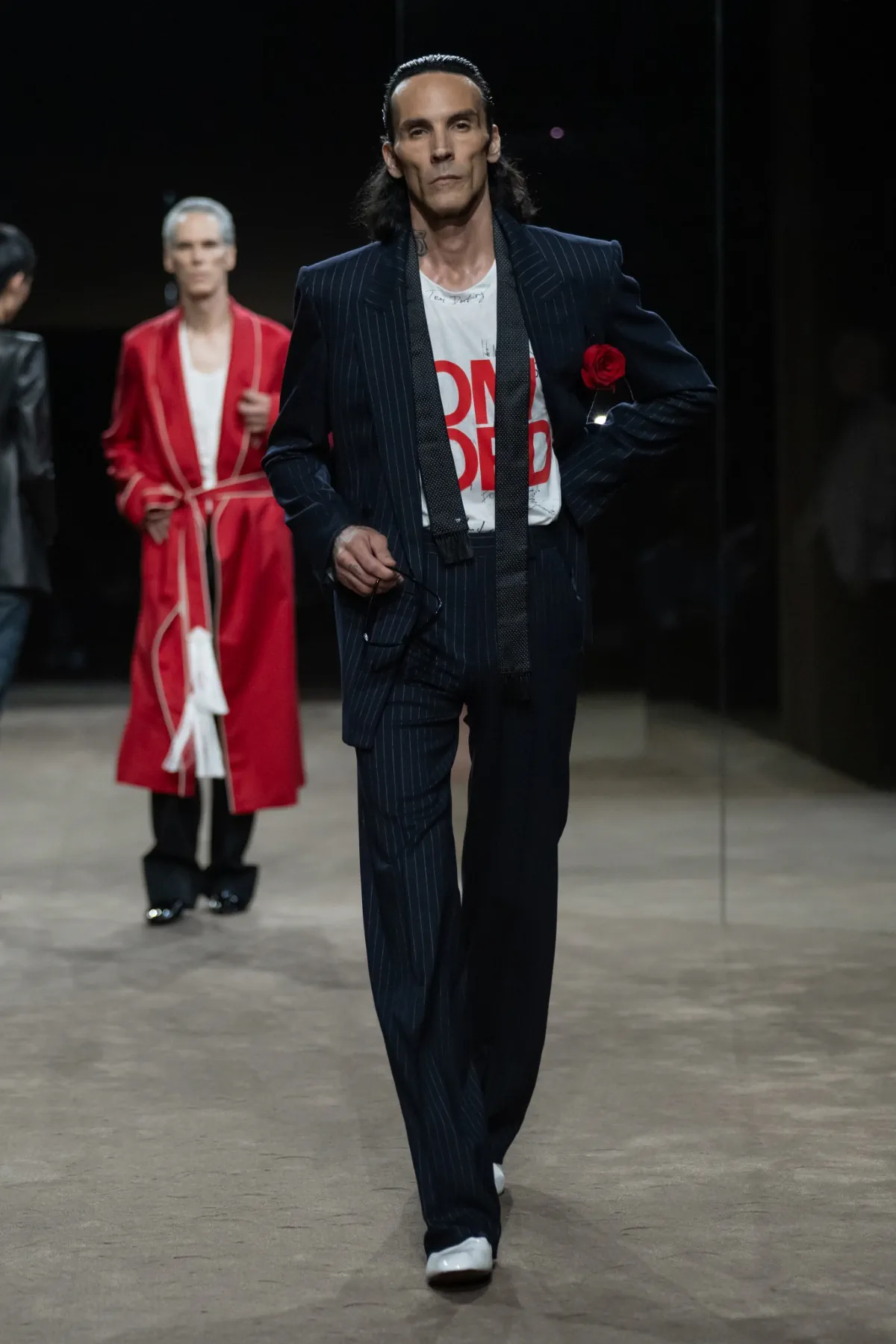 Chez Tom Ford, Haider Ackermann déshabille le costume pour le printemps 2027