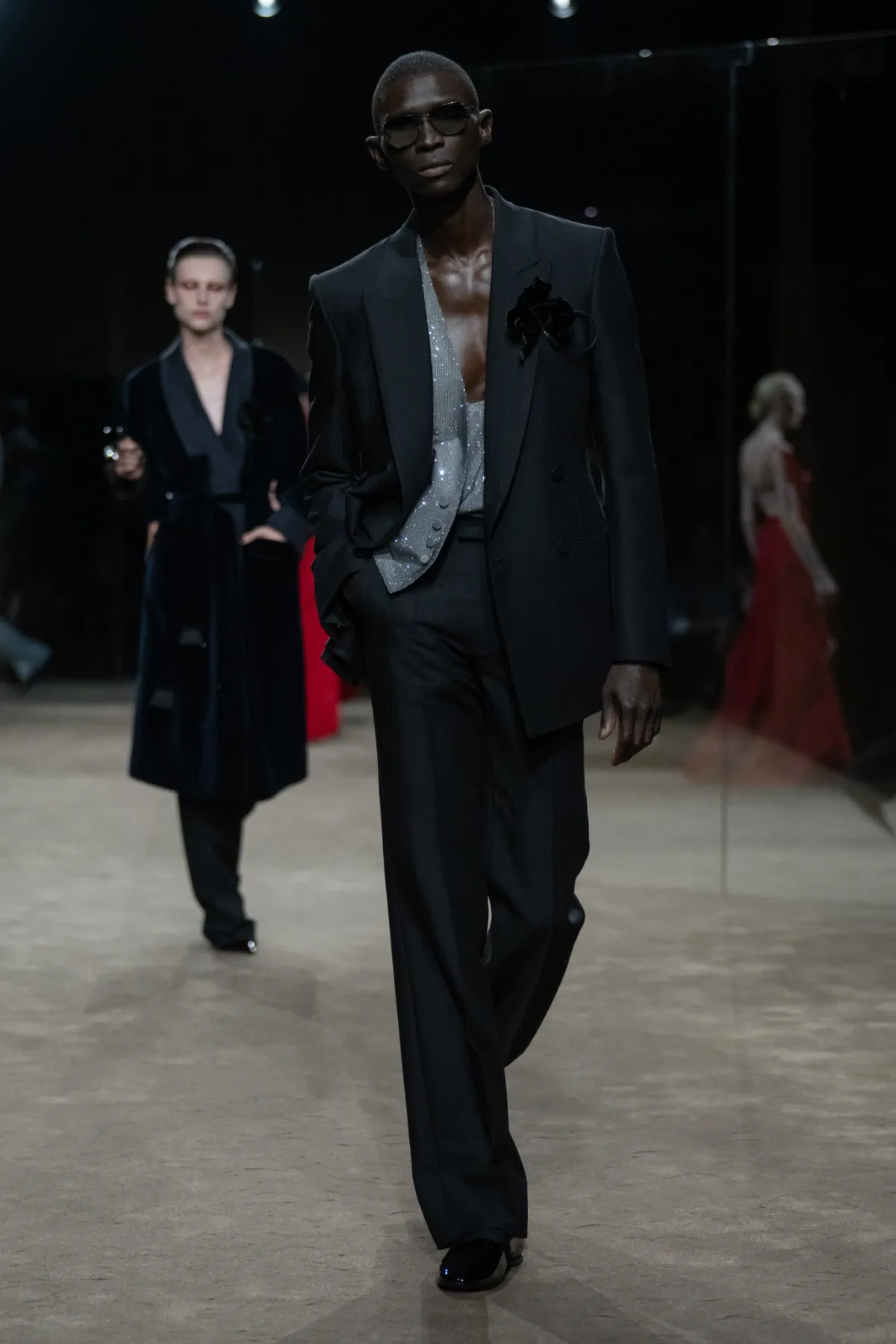 Chez Tom Ford, Haider Ackermann déshabille le costume pour le printemps 2027