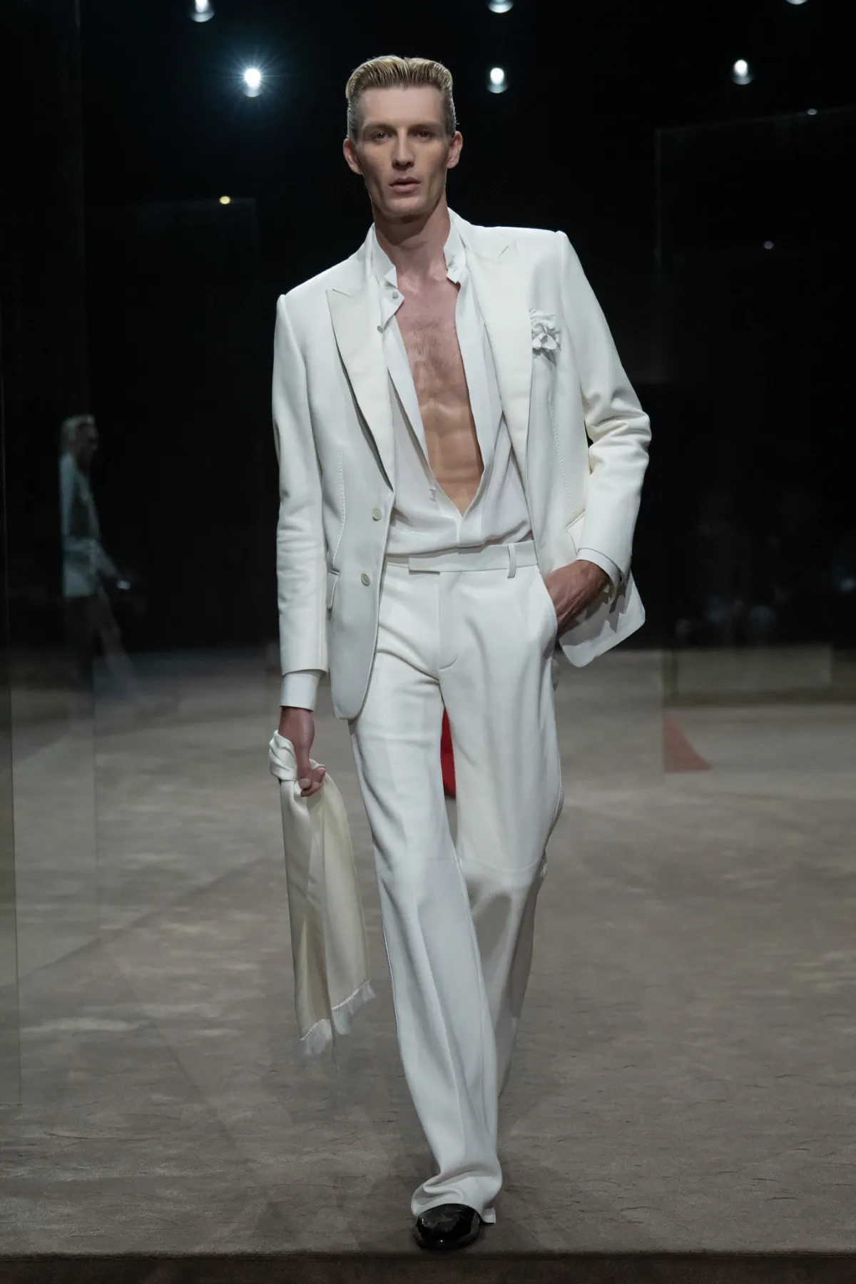 Chez Tom Ford, Haider Ackermann déshabille le costume pour le printemps 2027