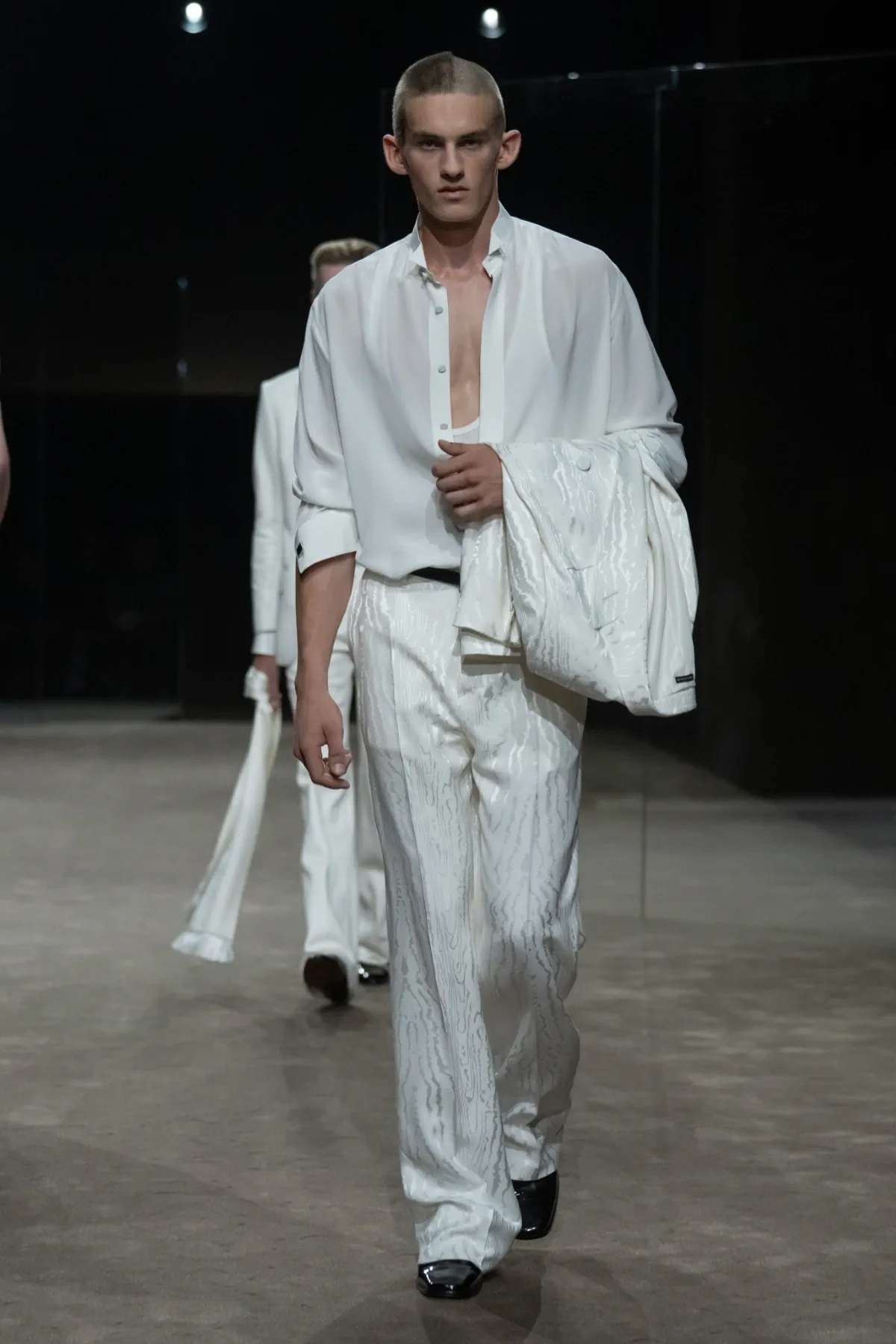 Chez Tom Ford, Haider Ackermann déshabille le costume pour le printemps 2027