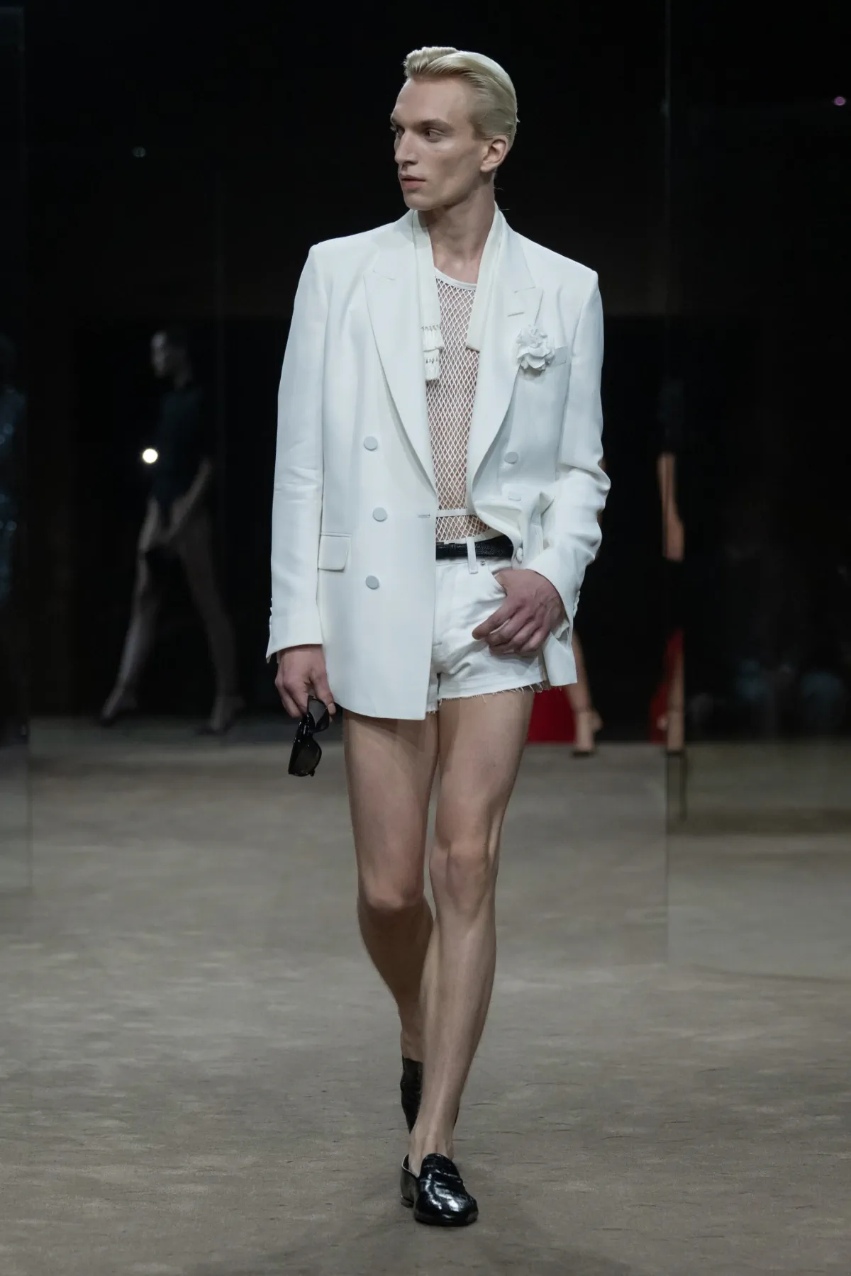 Chez Tom Ford, Haider Ackermann déshabille le costume pour le printemps 2027