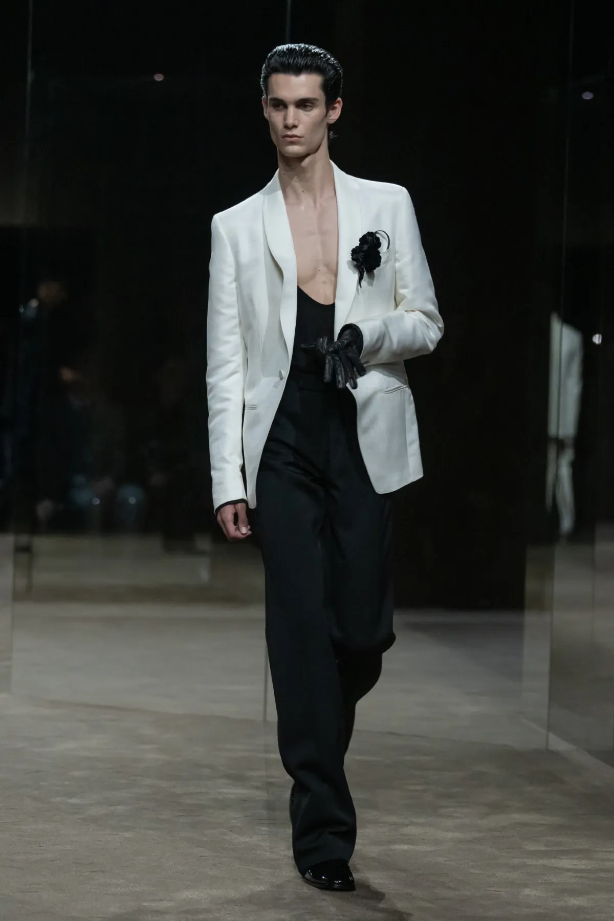 Chez Tom Ford, Haider Ackermann déshabille le costume pour le printemps 2027