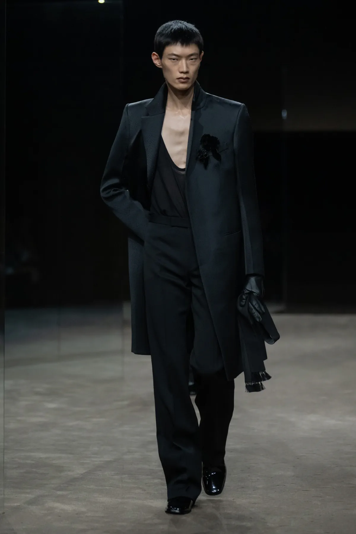 Chez Tom Ford, Haider Ackermann déshabille le costume pour le printemps 2027