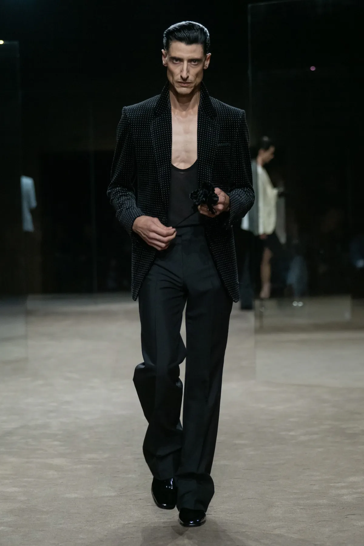 Chez Tom Ford, Haider Ackermann déshabille le costume pour le printemps 2027