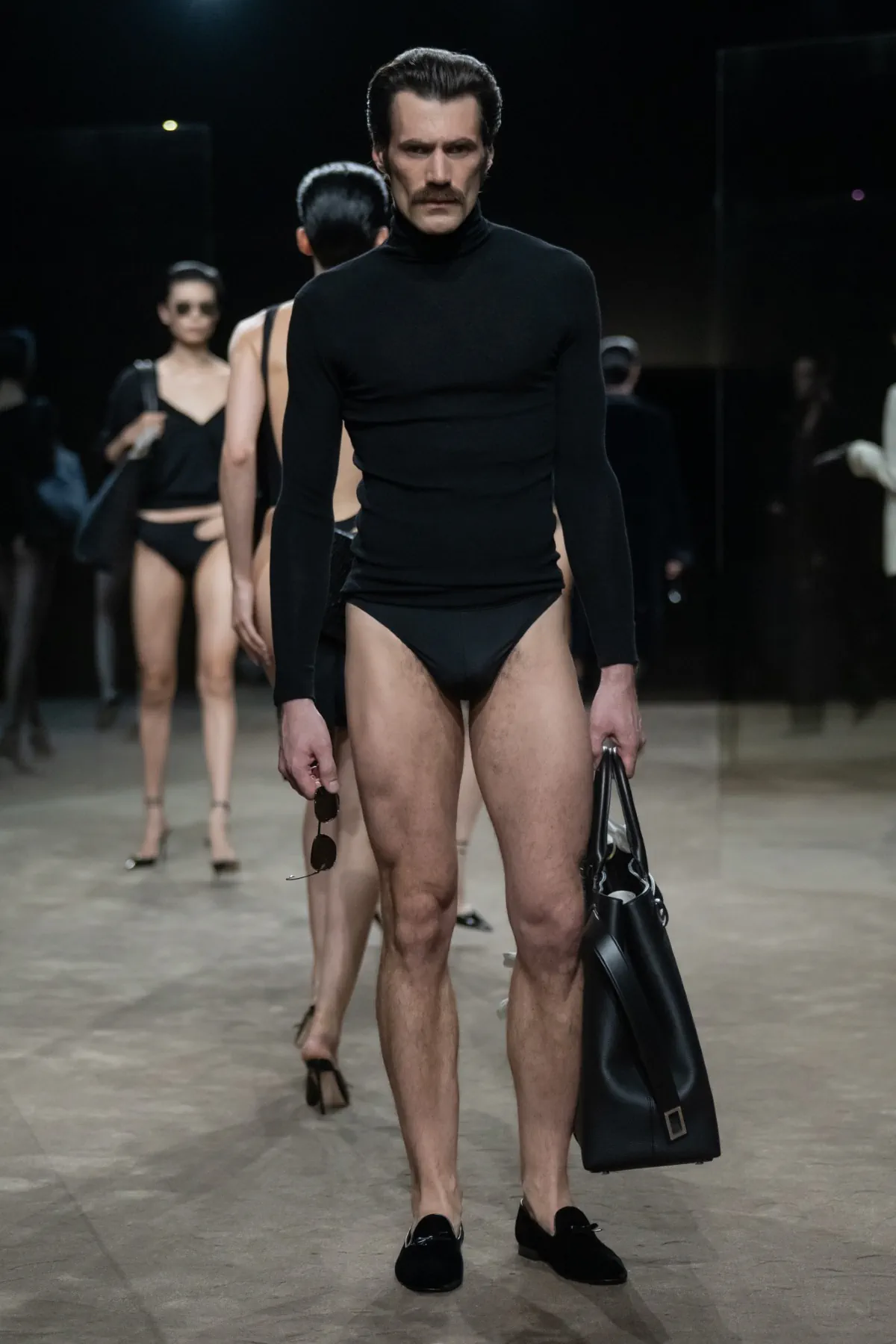 Chez Tom Ford, Haider Ackermann déshabille le costume pour le printemps 2027
