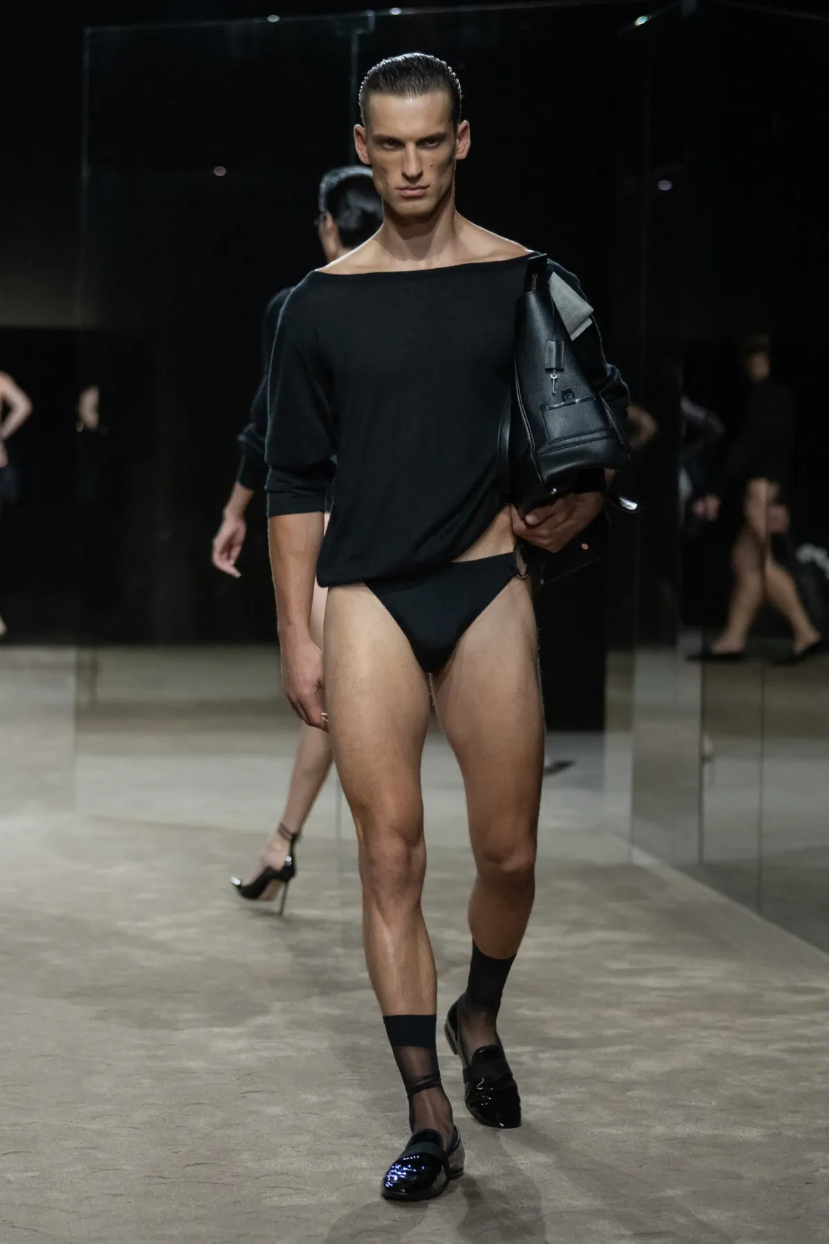 Chez Tom Ford, Haider Ackermann déshabille le costume pour le printemps 2027