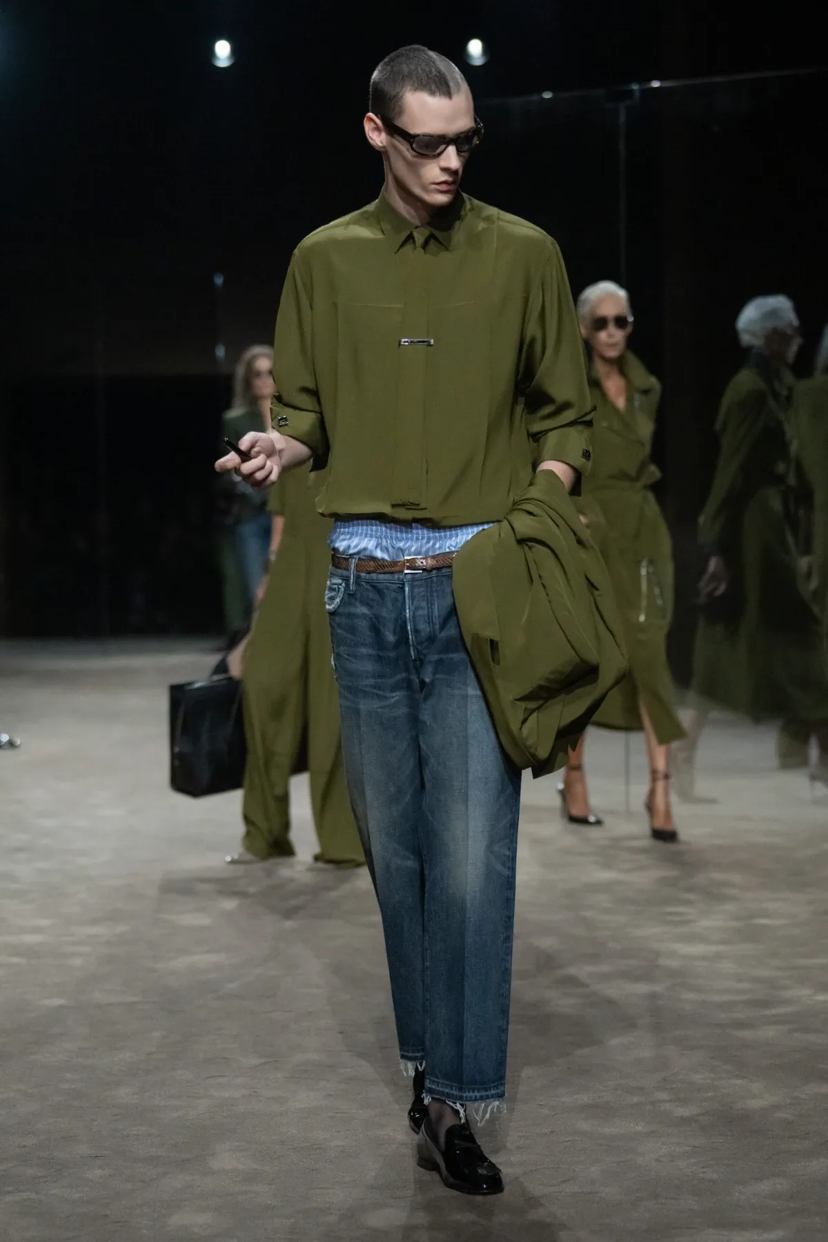 Chez Tom Ford, Haider Ackermann déshabille le costume pour le printemps 2027