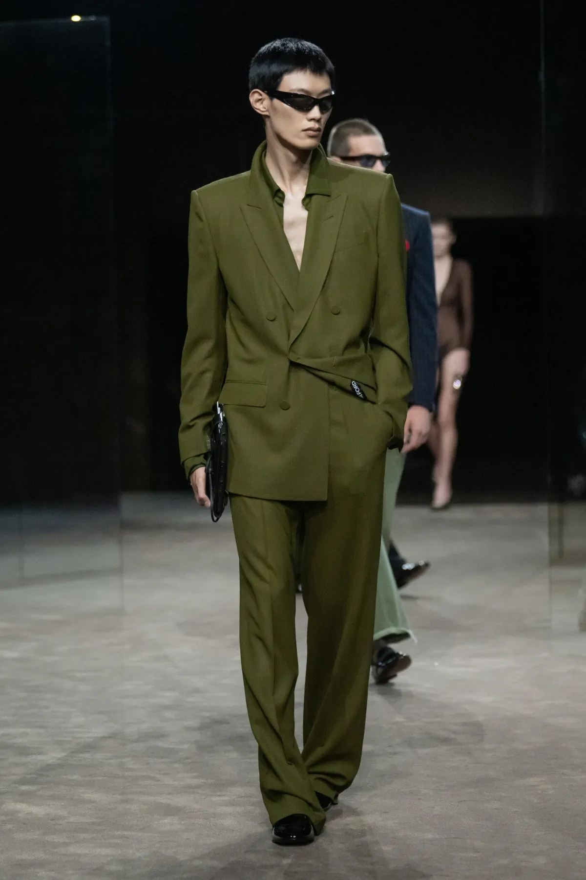 Chez Tom Ford, Haider Ackermann déshabille le costume pour le printemps 2027