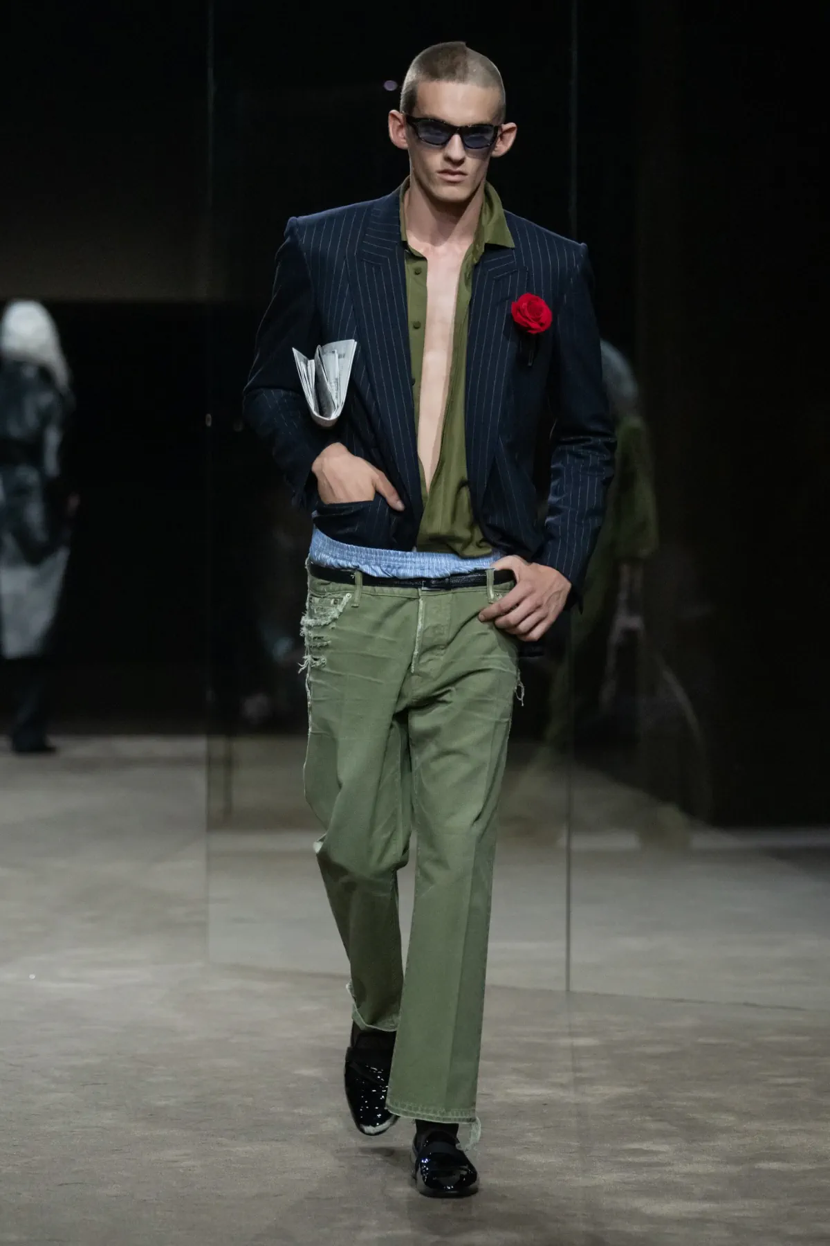 Chez Tom Ford, Haider Ackermann déshabille le costume pour le printemps 2027