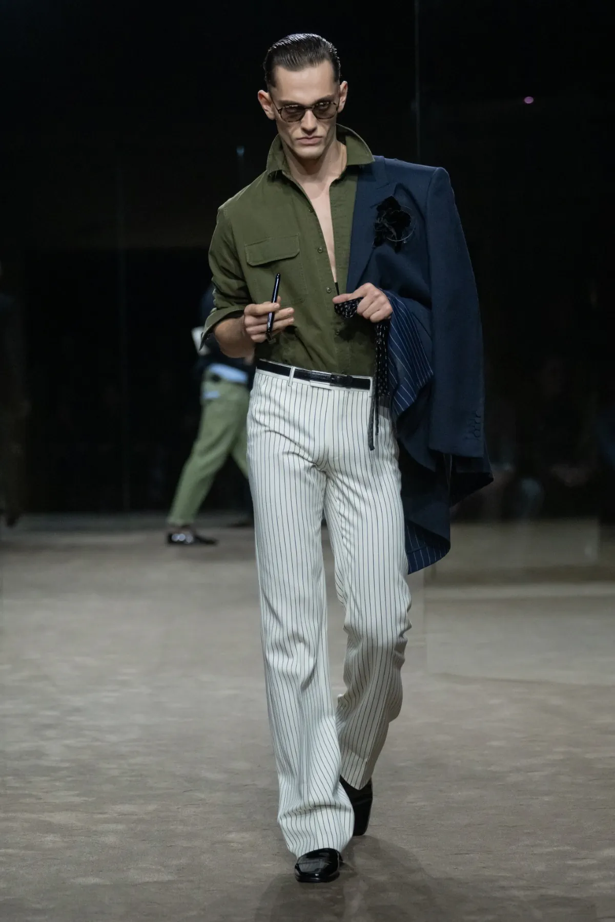 Chez Tom Ford, Haider Ackermann déshabille le costume pour le printemps 2027