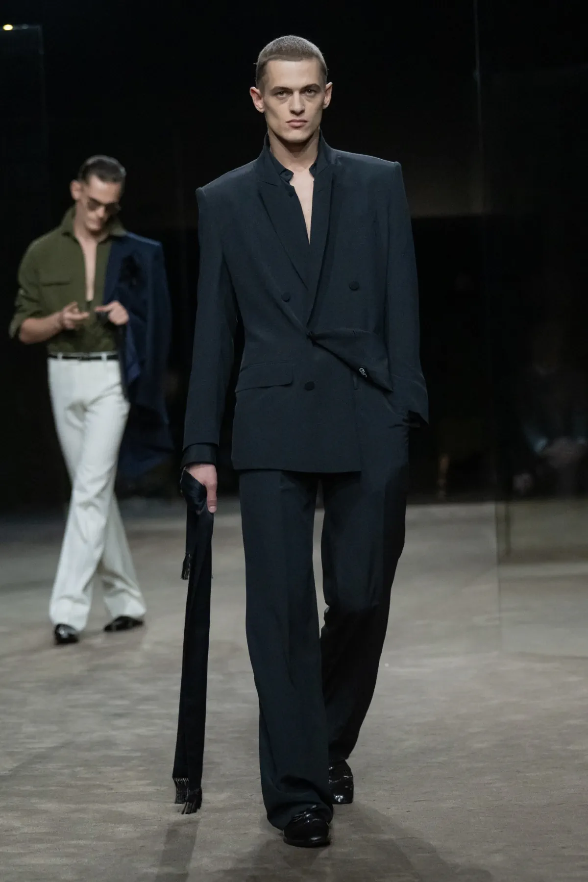Chez Tom Ford, Haider Ackermann déshabille le costume pour le printemps 2027