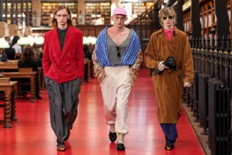 Valentino printemps 2027, l'élégance boutonnée de travers d'Alessandro Michele