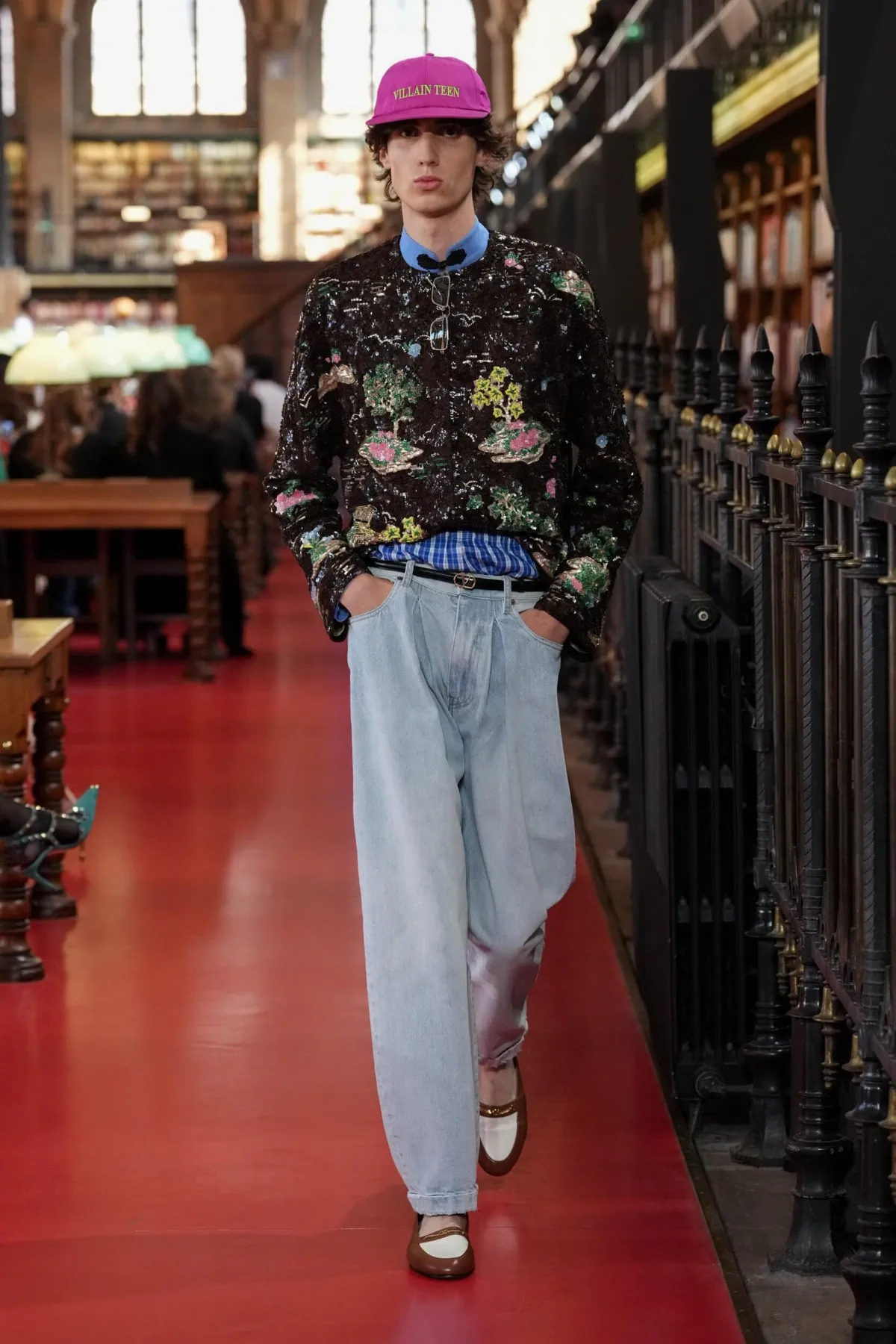 Valentino printemps 2027, l'élégance boutonnée de travers d'Alessandro Michele