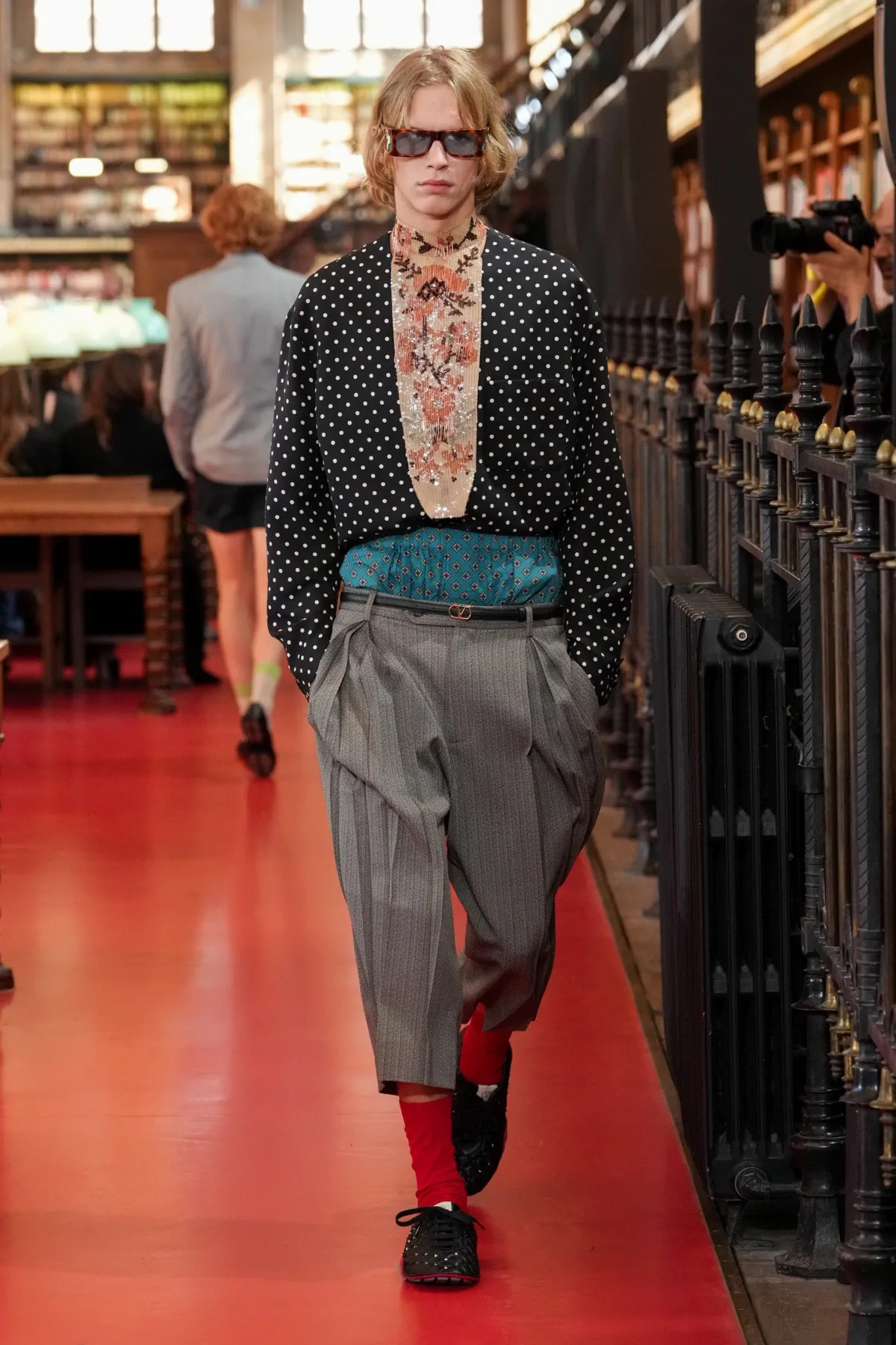 Valentino printemps 2027, l'élégance boutonnée de travers d'Alessandro Michele