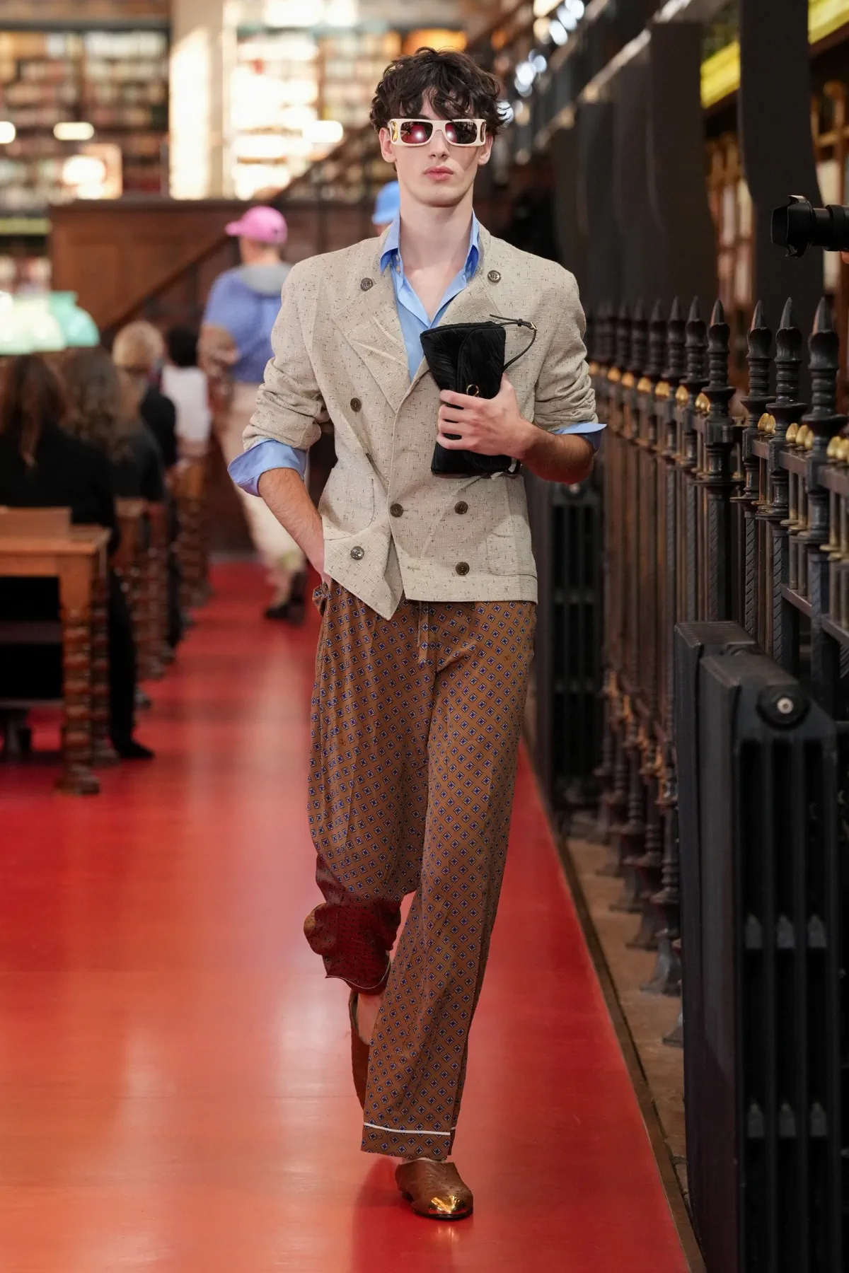 Valentino printemps 2027, l'élégance boutonnée de travers d'Alessandro Michele
