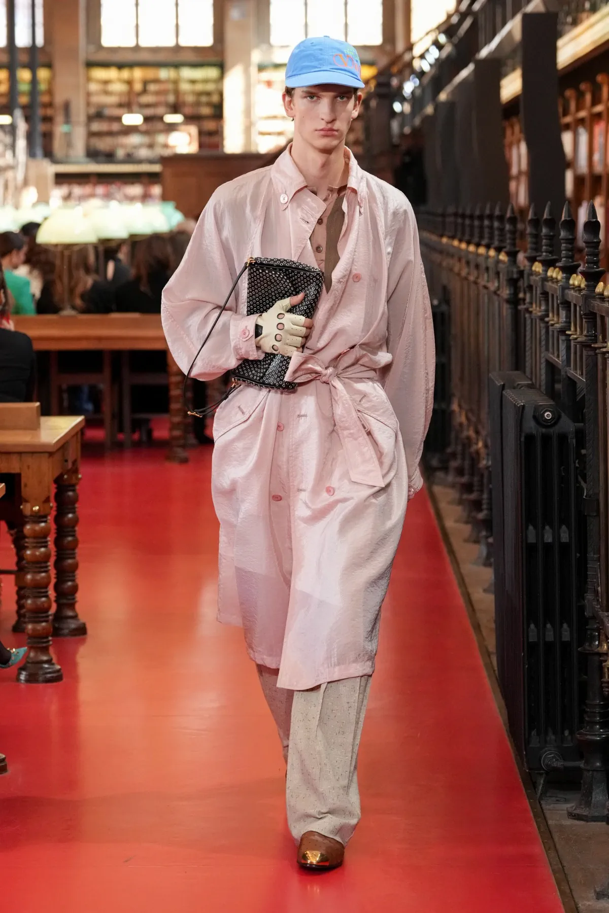 Valentino printemps 2027, l'élégance boutonnée de travers d'Alessandro Michele