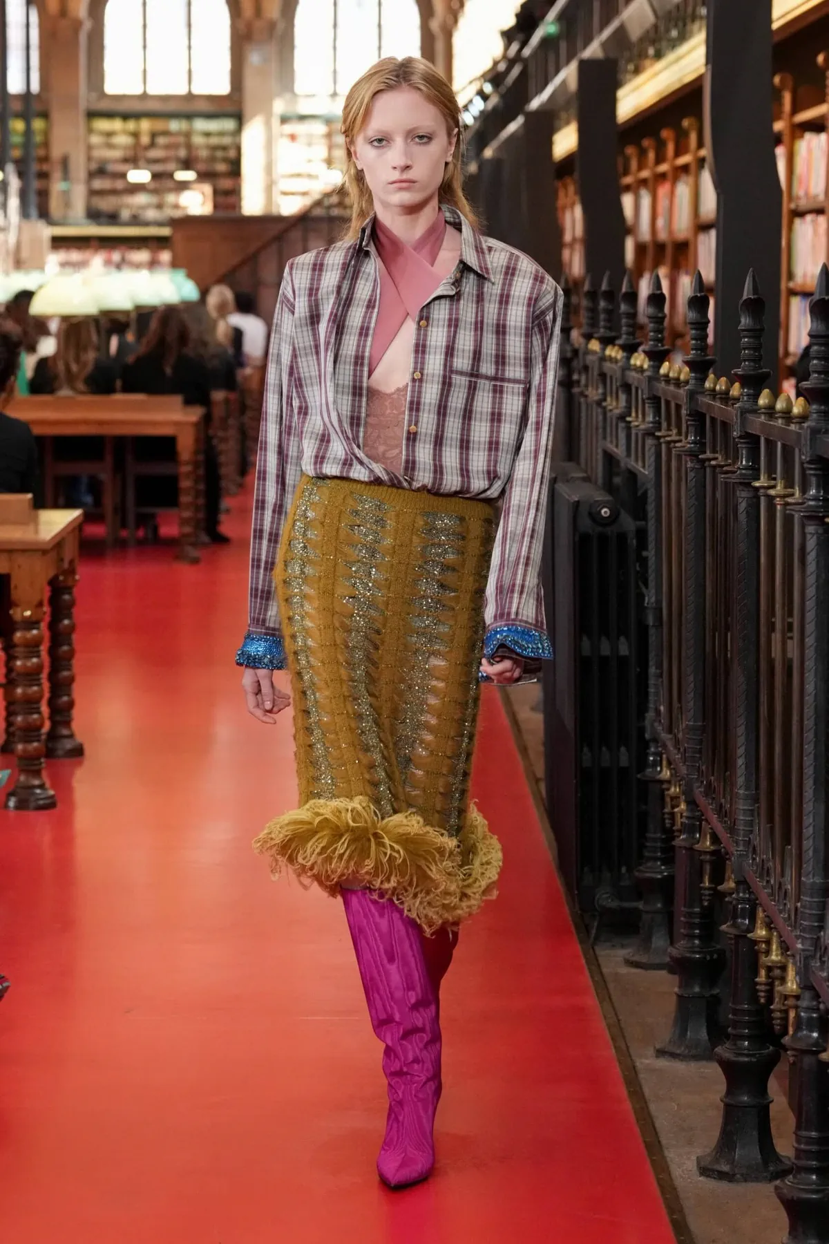 Valentino printemps 2027, l'élégance boutonnée de travers d'Alessandro Michele