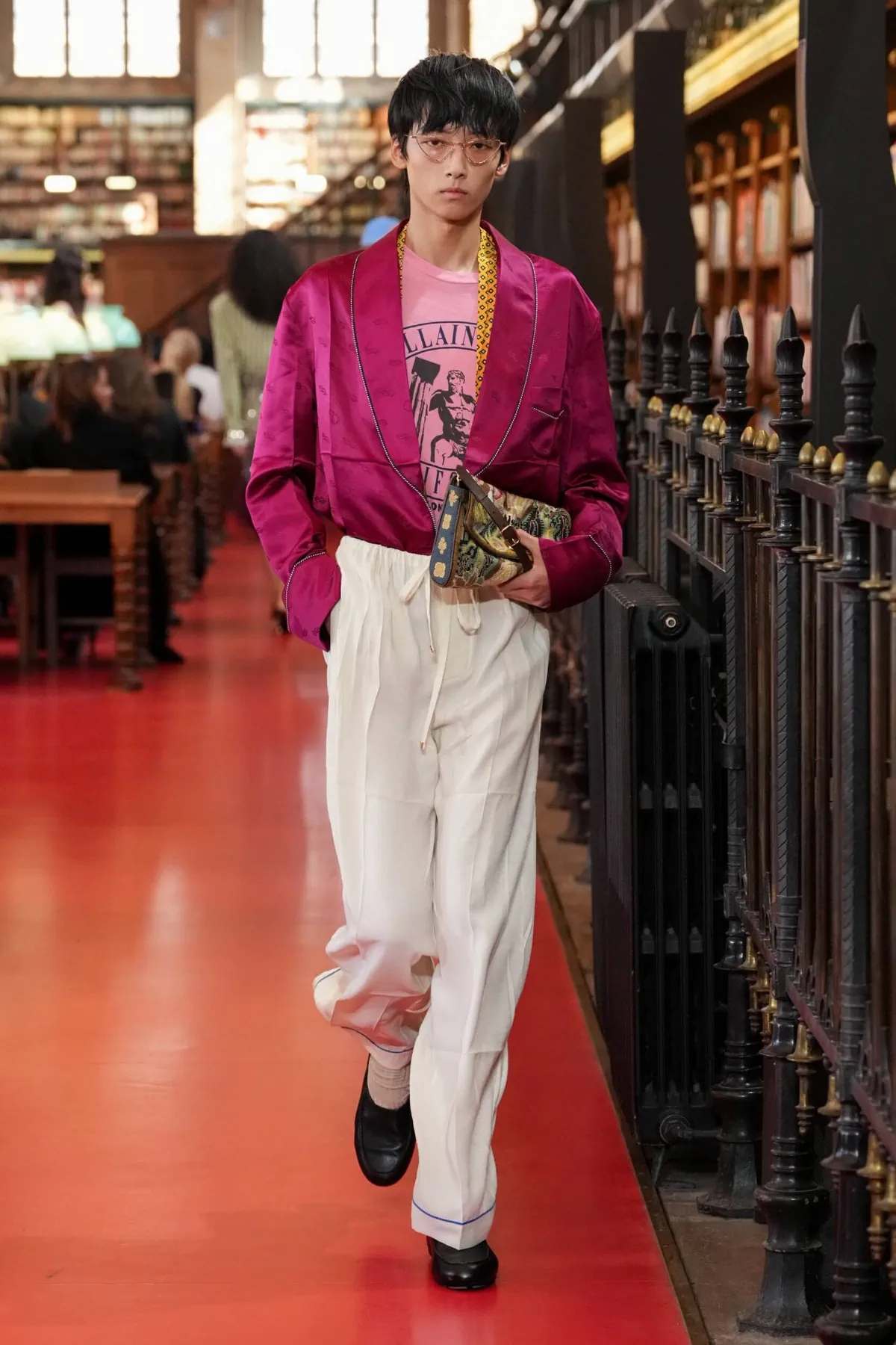 Valentino printemps 2027, l'élégance boutonnée de travers d'Alessandro Michele