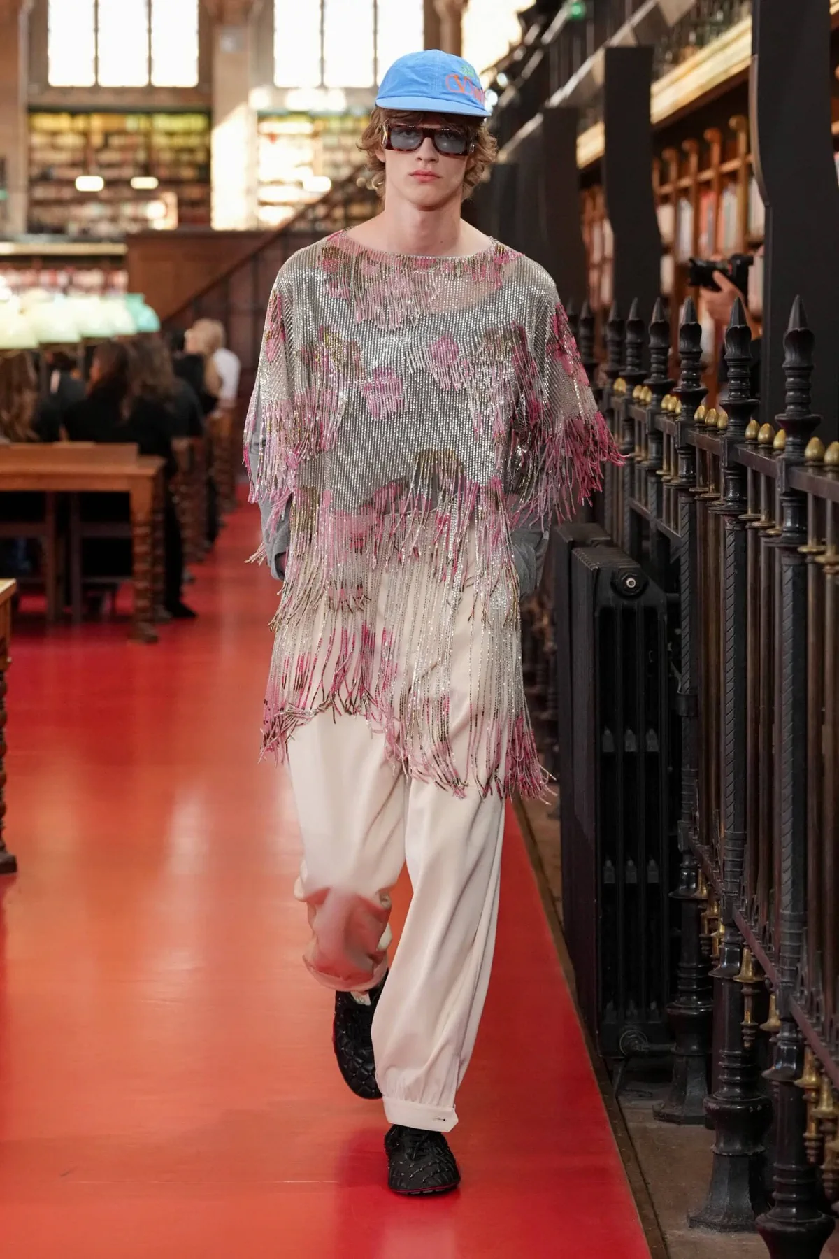 Valentino printemps 2027, l'élégance boutonnée de travers d'Alessandro Michele