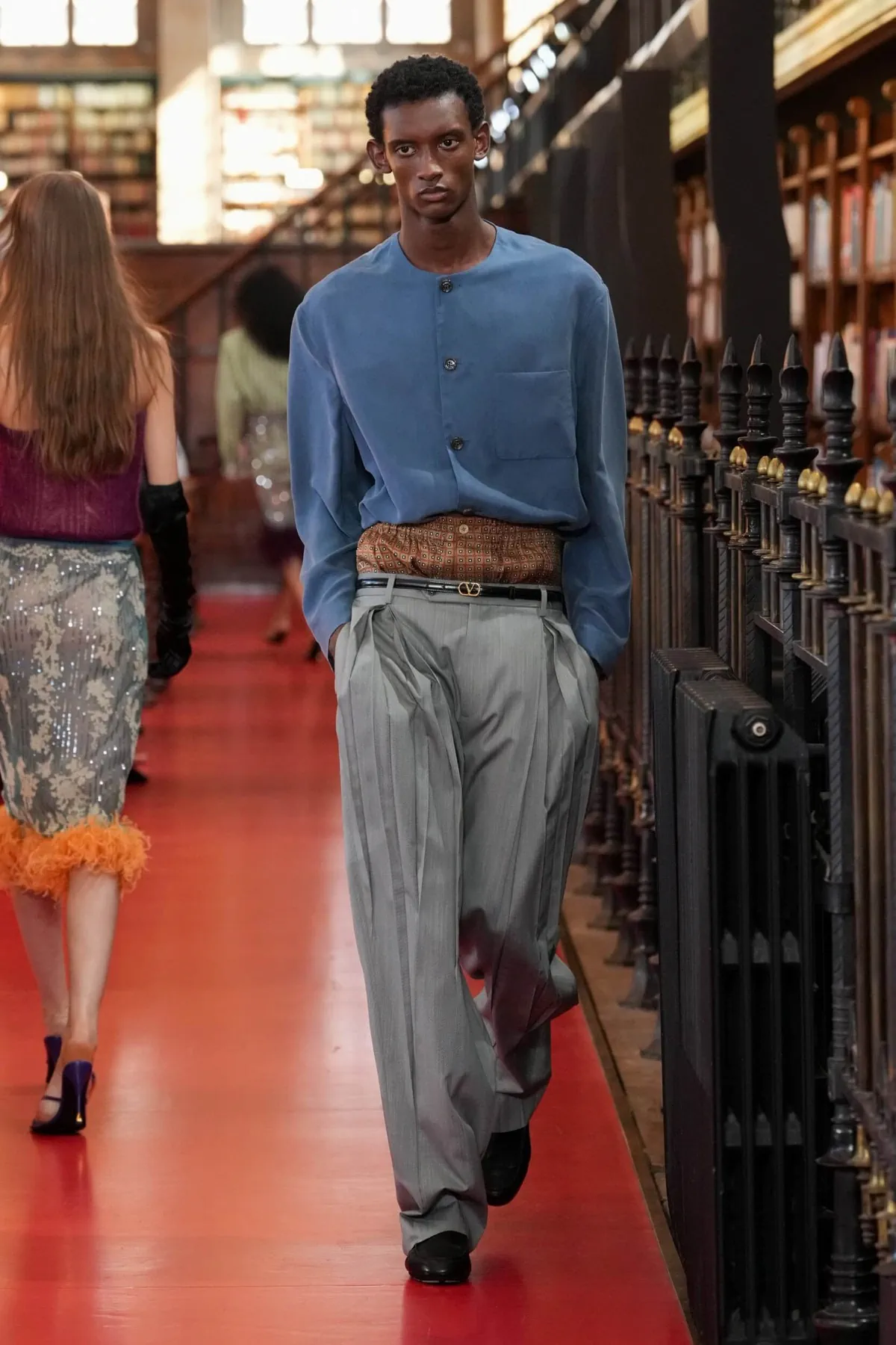 Valentino printemps 2027, l'élégance boutonnée de travers d'Alessandro Michele