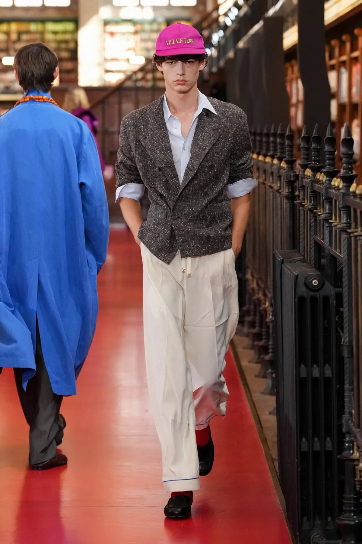 Valentino printemps 2027, l'élégance boutonnée de travers d'Alessandro Michele