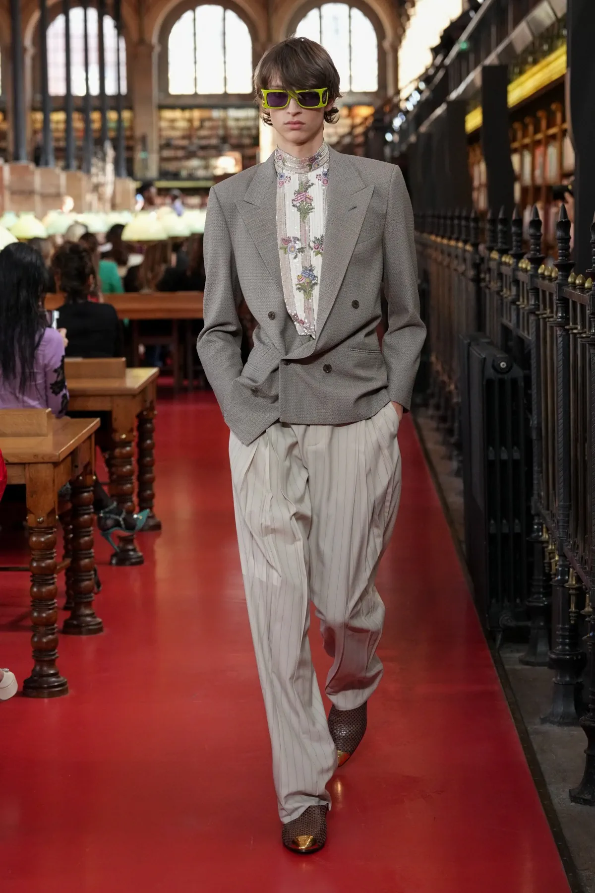 Valentino printemps 2027, l'élégance boutonnée de travers d'Alessandro Michele