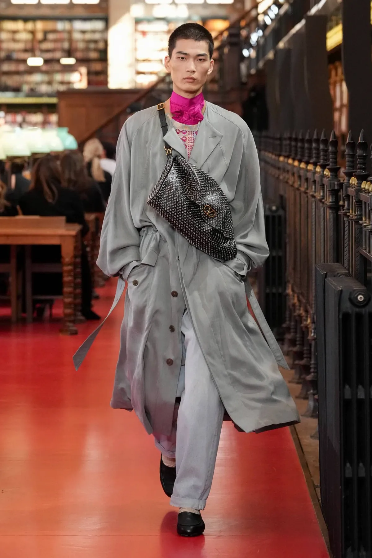 Valentino printemps 2027, l'élégance boutonnée de travers d'Alessandro Michele