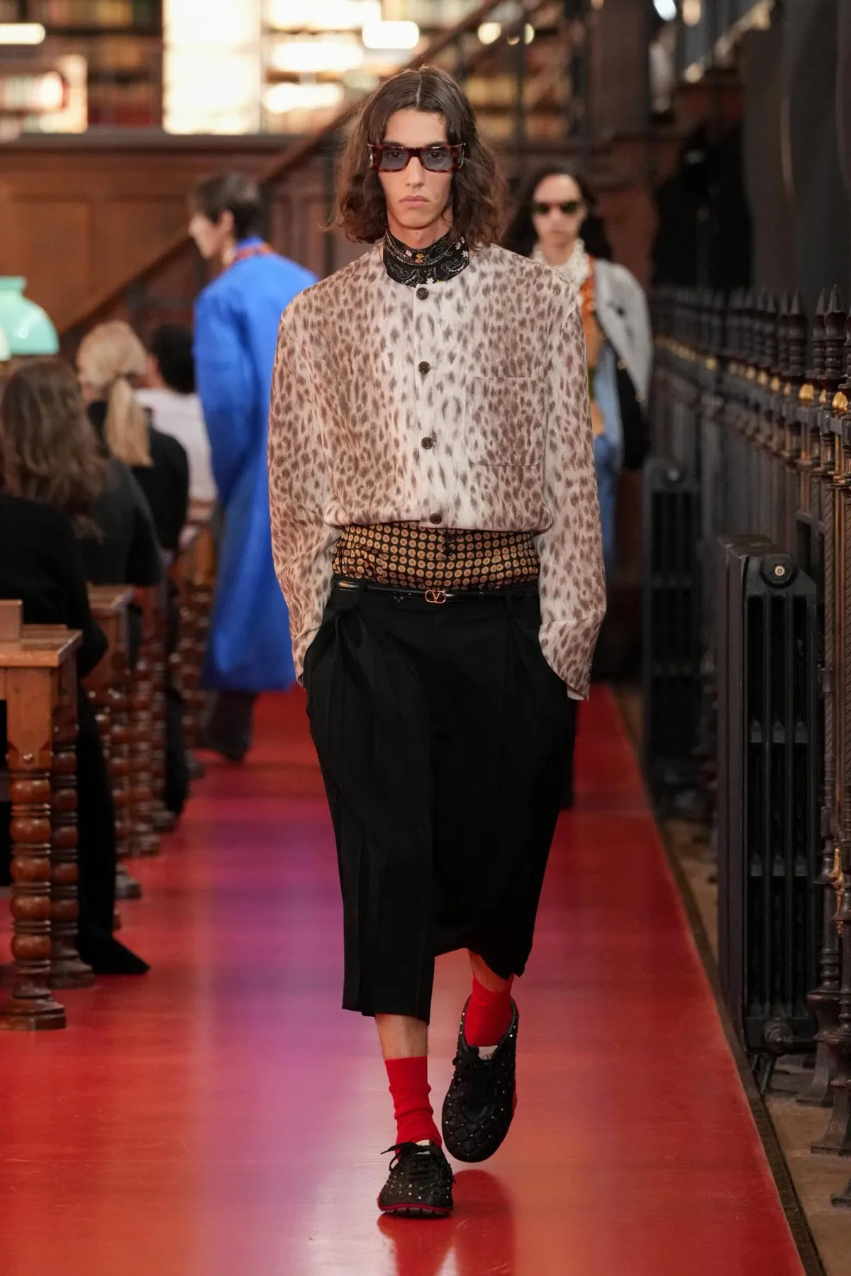 Valentino printemps 2027, l'élégance boutonnée de travers d'Alessandro Michele