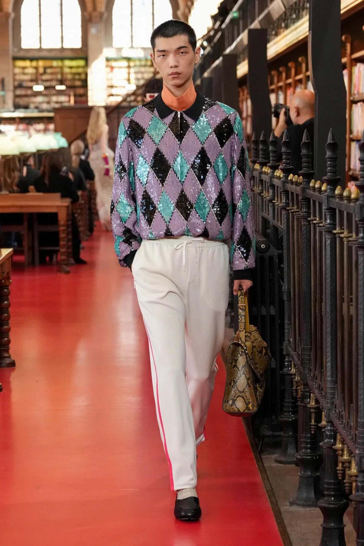 Valentino printemps 2027, l'élégance boutonnée de travers d'Alessandro Michele