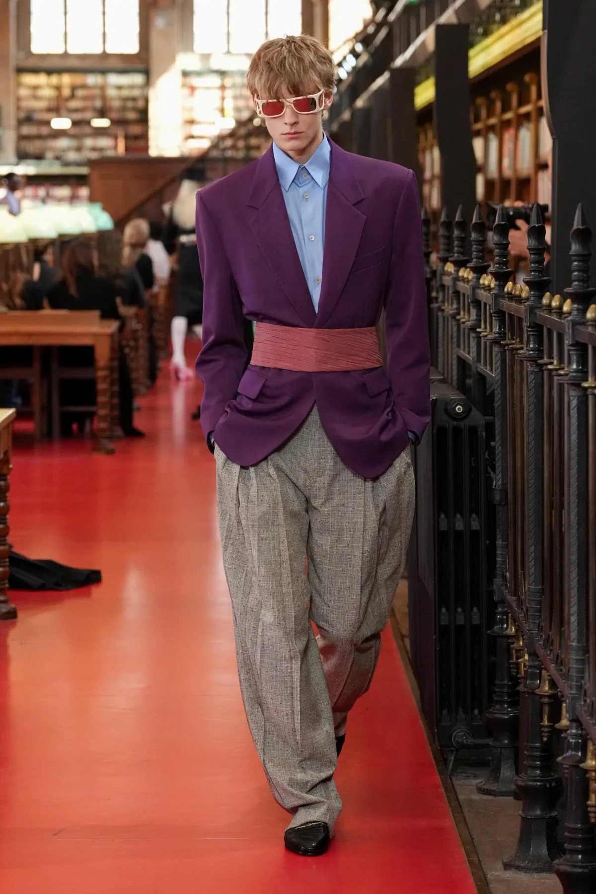 Valentino printemps 2027, l'élégance boutonnée de travers d'Alessandro Michele