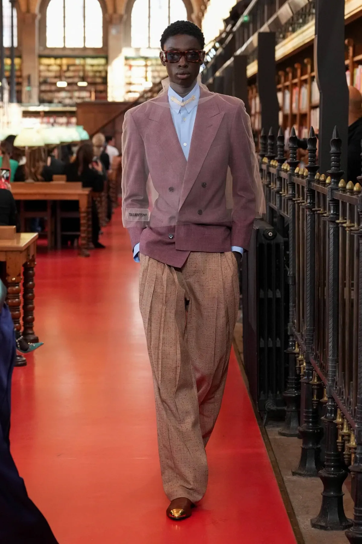 Valentino printemps 2027, l'élégance boutonnée de travers d'Alessandro Michele